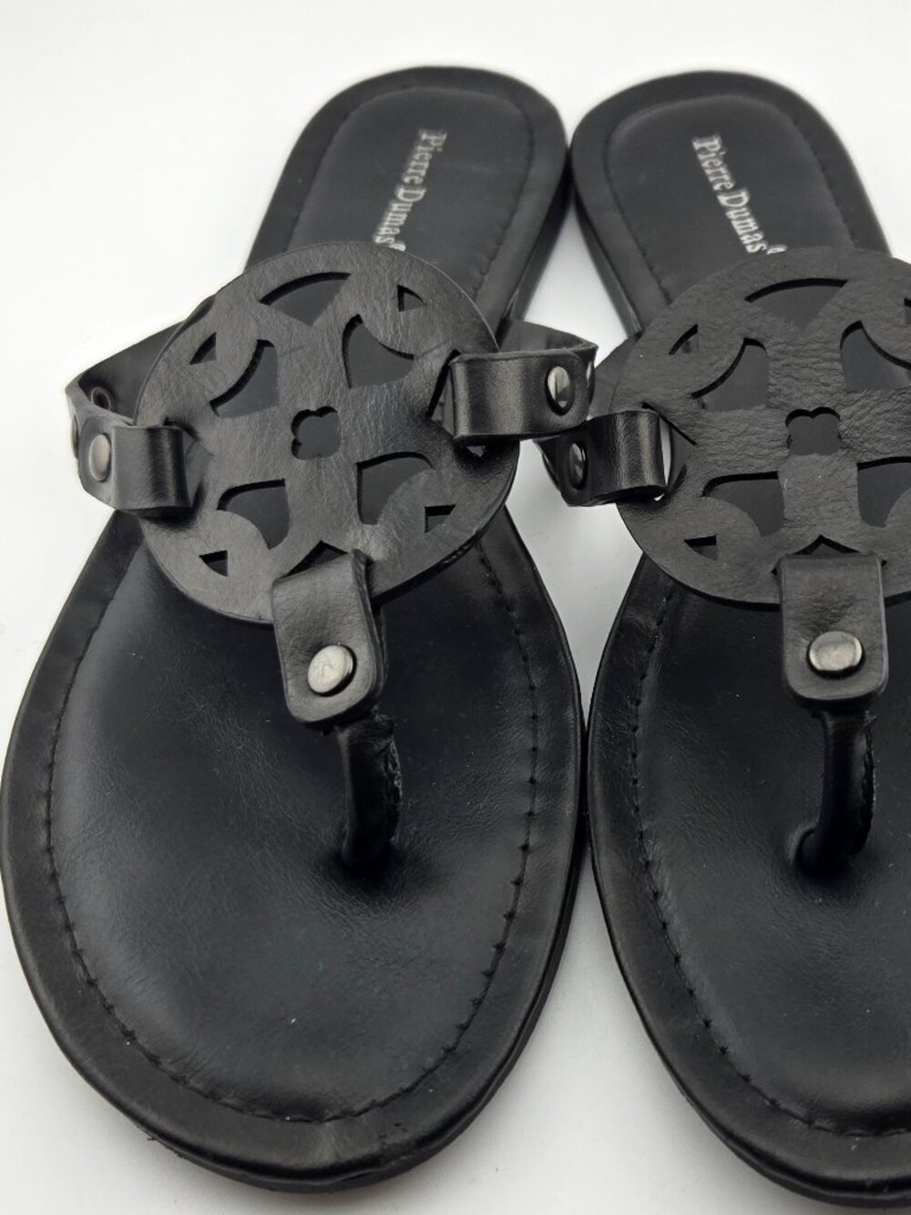 Pierre Dumas Black Thong Sandals Cutout Medallion Flat Slip On Womens 9